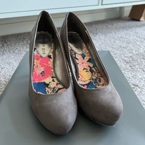 Madden Girl Grey Suede Pumps 7.5